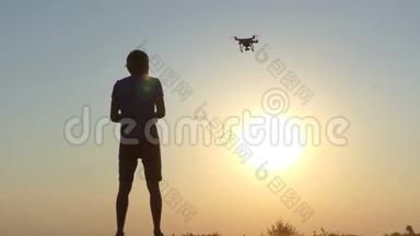 摄影师在太阳落山时驾驶一架飞行无人机飞行